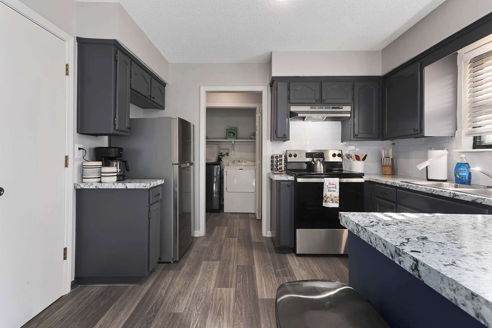 Frigorífico, microondas, horno y placa de cocina