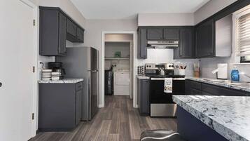 Frigorífico, microondas, horno y placa de cocina