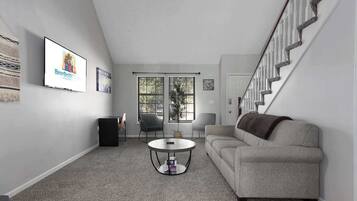 Una televisión, una oficina