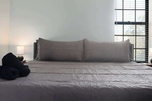 3 quartos, escrivaninha, ferros/tábuas de passar roupa, berço de viagem