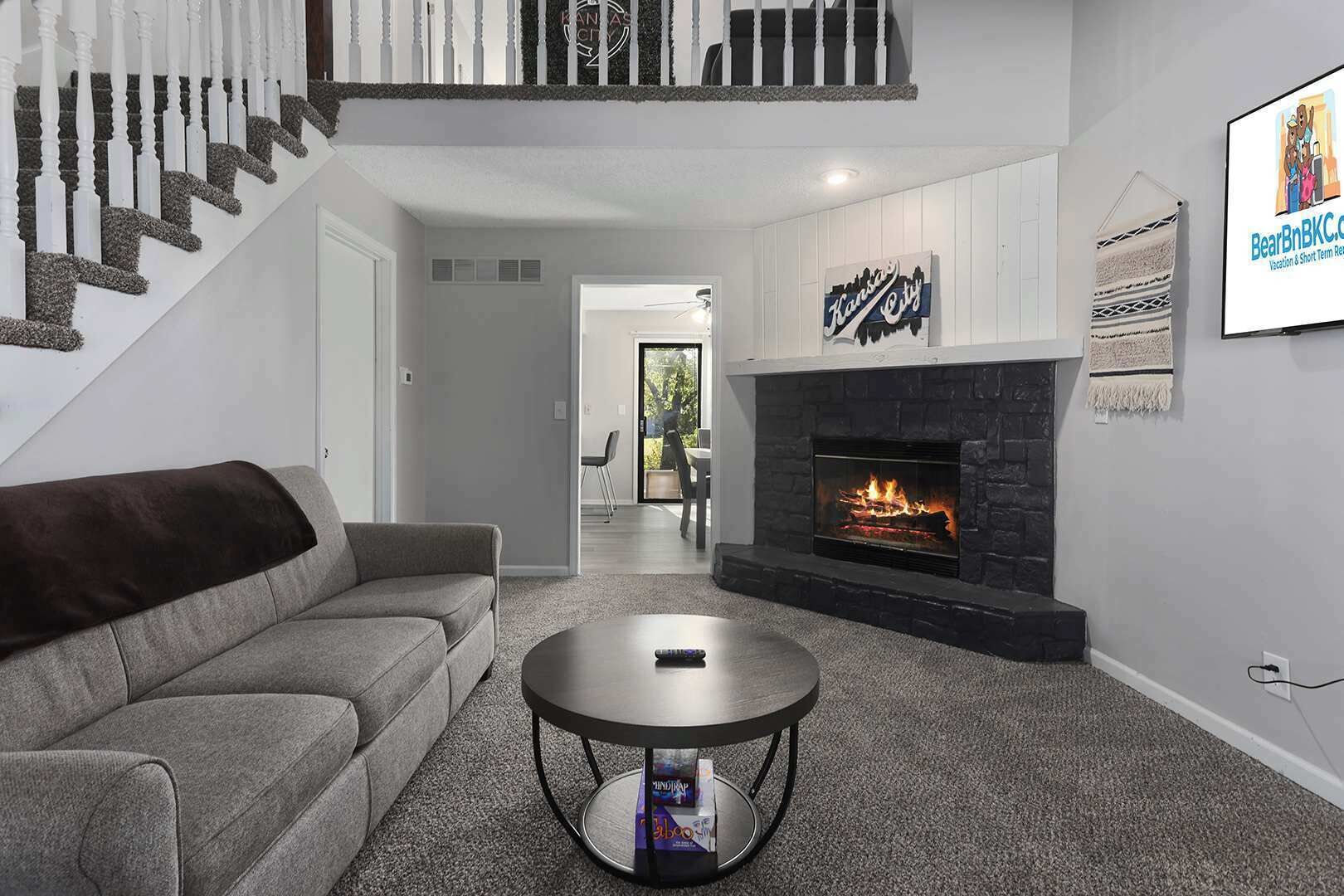 Una televisión, una oficina