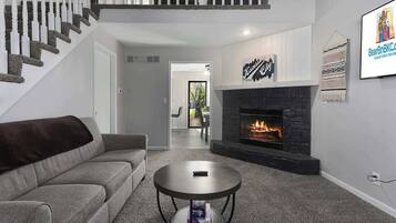 Una televisión, una oficina