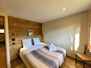 6 bedrooms, free WiFi - Renovated family chalet, near center, sleeps 12, parking, WiFi (Les Gets)