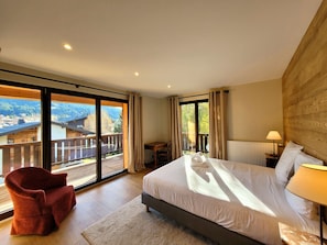 6 bedrooms, free WiFi - Renovated family chalet, near center, sleeps 12, parking, WiFi (Les Gets)