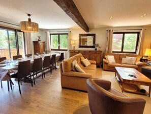 TV, fireplace - Renovated family chalet, near center, sleeps 12, parking, WiFi (Les Gets)