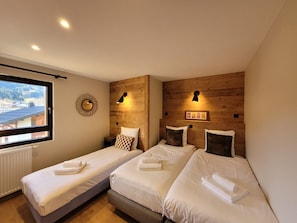 6 bedrooms, free WiFi - Renovated family chalet, near center, sleeps 12, parking, WiFi (Les Gets)