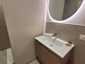 Hair dryer - Renovated family chalet, near center, sleeps 12, parking, WiFi (Les Gets)