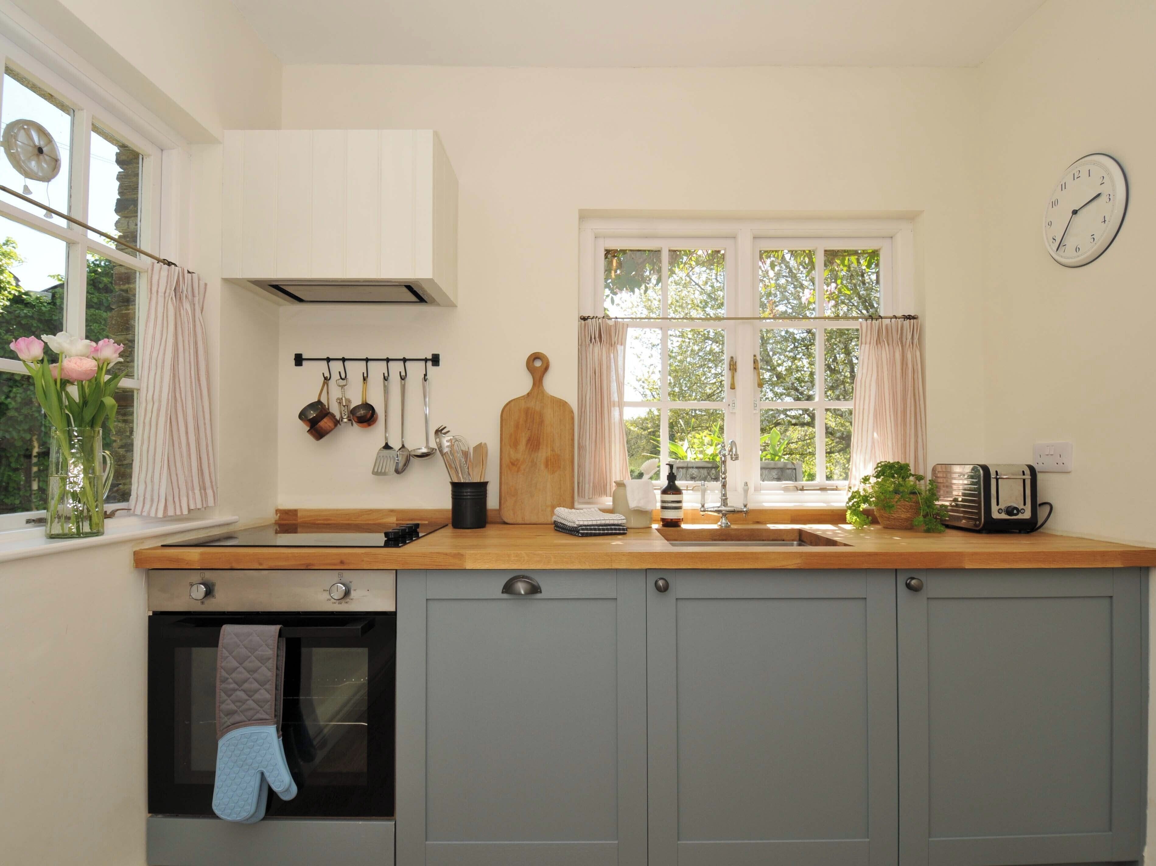 Cottage | Private kitchen | Dishwasher, cookware/dishes/utensils