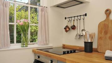Cottage | Bếp riêng | Máy rửa bát, dụng cụ nấu nướng/bát dĩa/dao nĩa