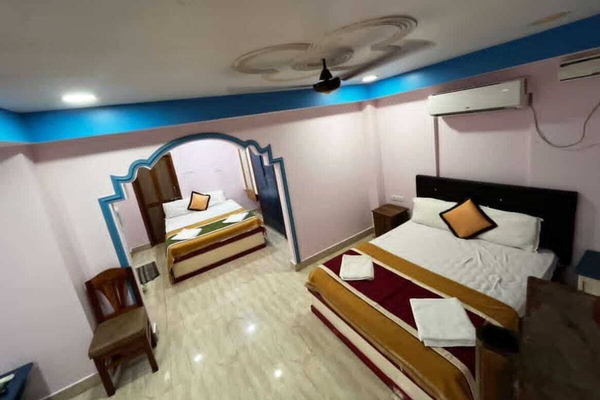 Family Quadruple Room | Meja, seterika/papan seterika, Wi-fi percuma 