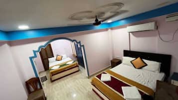 Family Quadruple Room | Desk, iron/ironing board, free WiFi