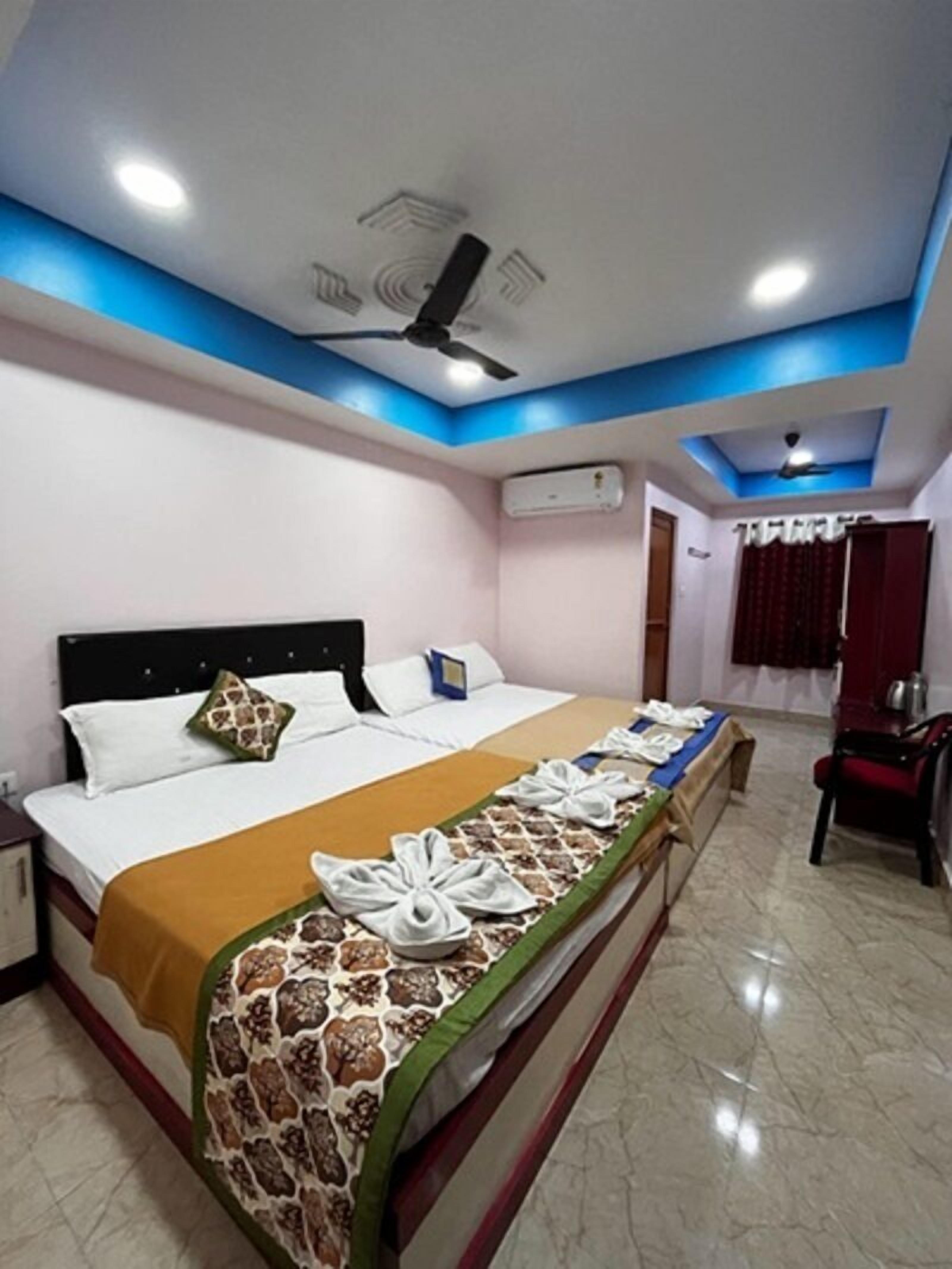 Kolmen hengen deluxe-huone | Työpöytä, silitysrauta/-lauta, ilmainen Wi-Fi