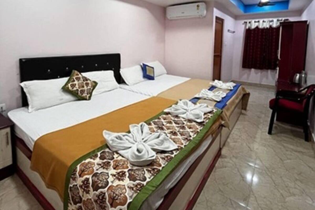 Deluxe Triple Room | Meja, seterika/papan seterika, Wi-fi percuma 