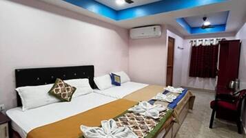 Deluxe Triple Room | Desk, iron/ironing board, free WiFi