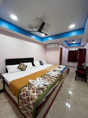 Tripla Deluxe | Una scrivania, ferro/asse da stiro, Wi-Fi gratuito