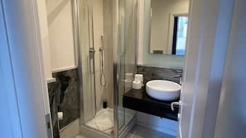 Dusche, Haartrockner, Bidet, Handtücher