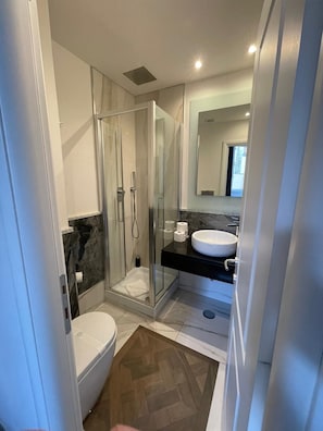 Dusche, Haartrockner, Bidet, Handtücher