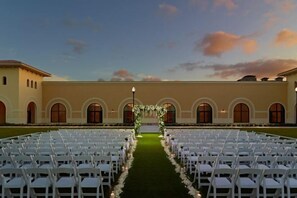Indoor wedding - DisneyMansion by AmericanVacationLiving 11Br - 30p (Davenport)