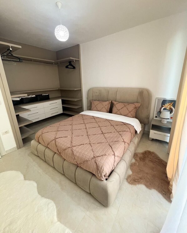 Een strijkplank/strijkijzer, internet, beddengoed