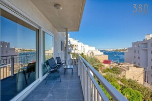 Property grounds - Equipped Seafront 2BR APT close promenade w/WIFI (St. Paul`s Bay)
