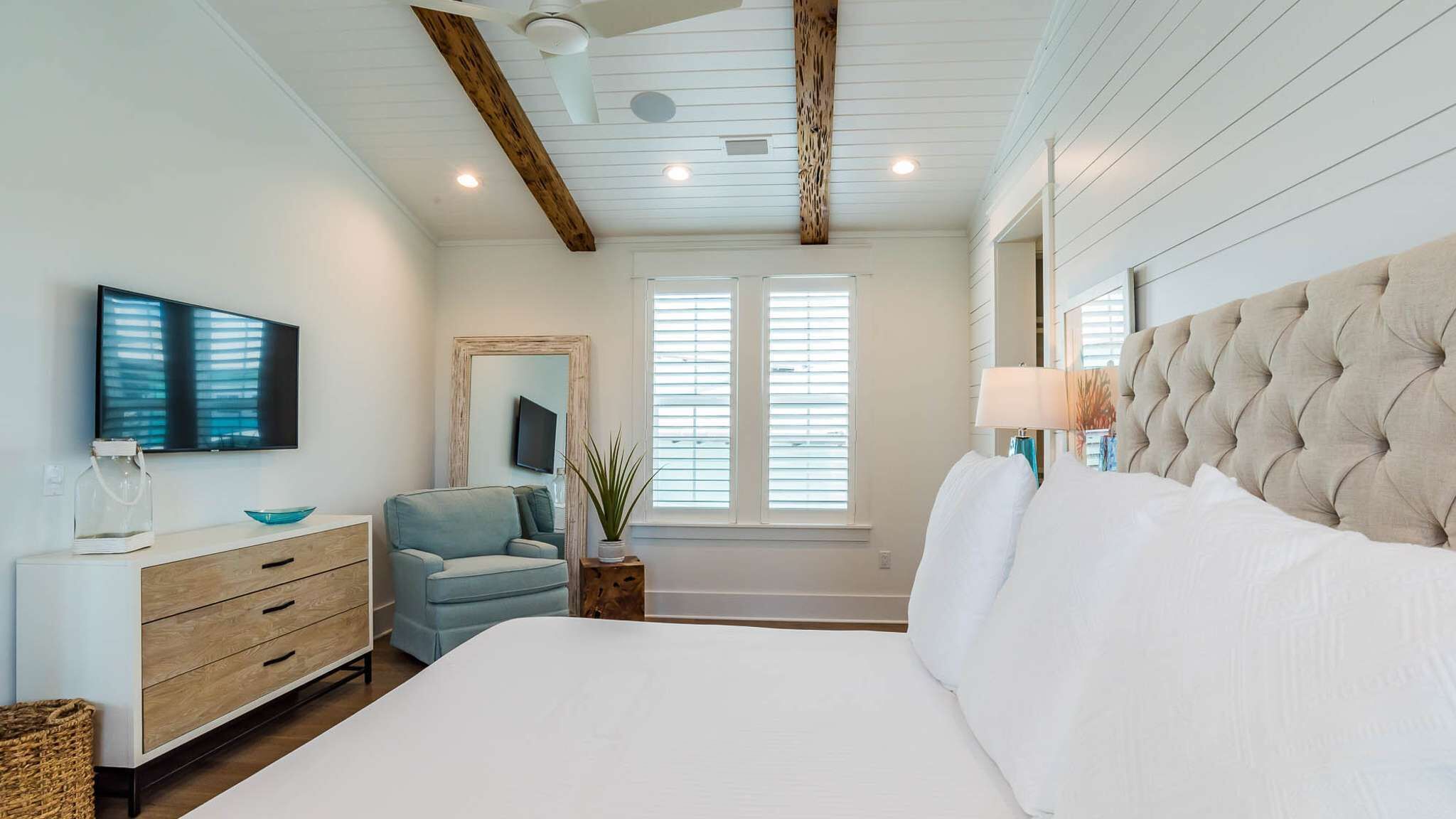 Strykjärn/strykbräda, resesäng, wi-fi och sängkläder