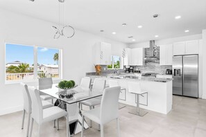 Fridge, microwave, oven, stovetop - Saltwater Social ~ Game Room ~ Pool ~ Dock ~ Views (Marathon)