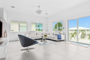 Télévision, livres, espaces bureaux