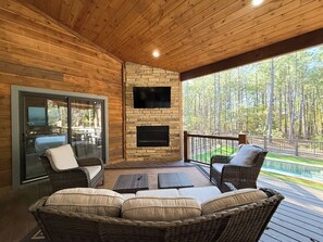 Smart TV, fireplace - Float On | Sleeps 9 | Heated Pool | Hot Tub (Broken Bow)