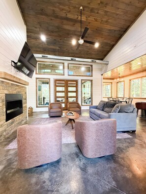 Smart TV, fireplace - Float On | Sleeps 9 | Heated Pool | Hot Tub (Broken Bow)