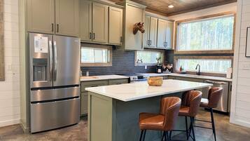 雪櫃、微波爐、焗爐、爐具