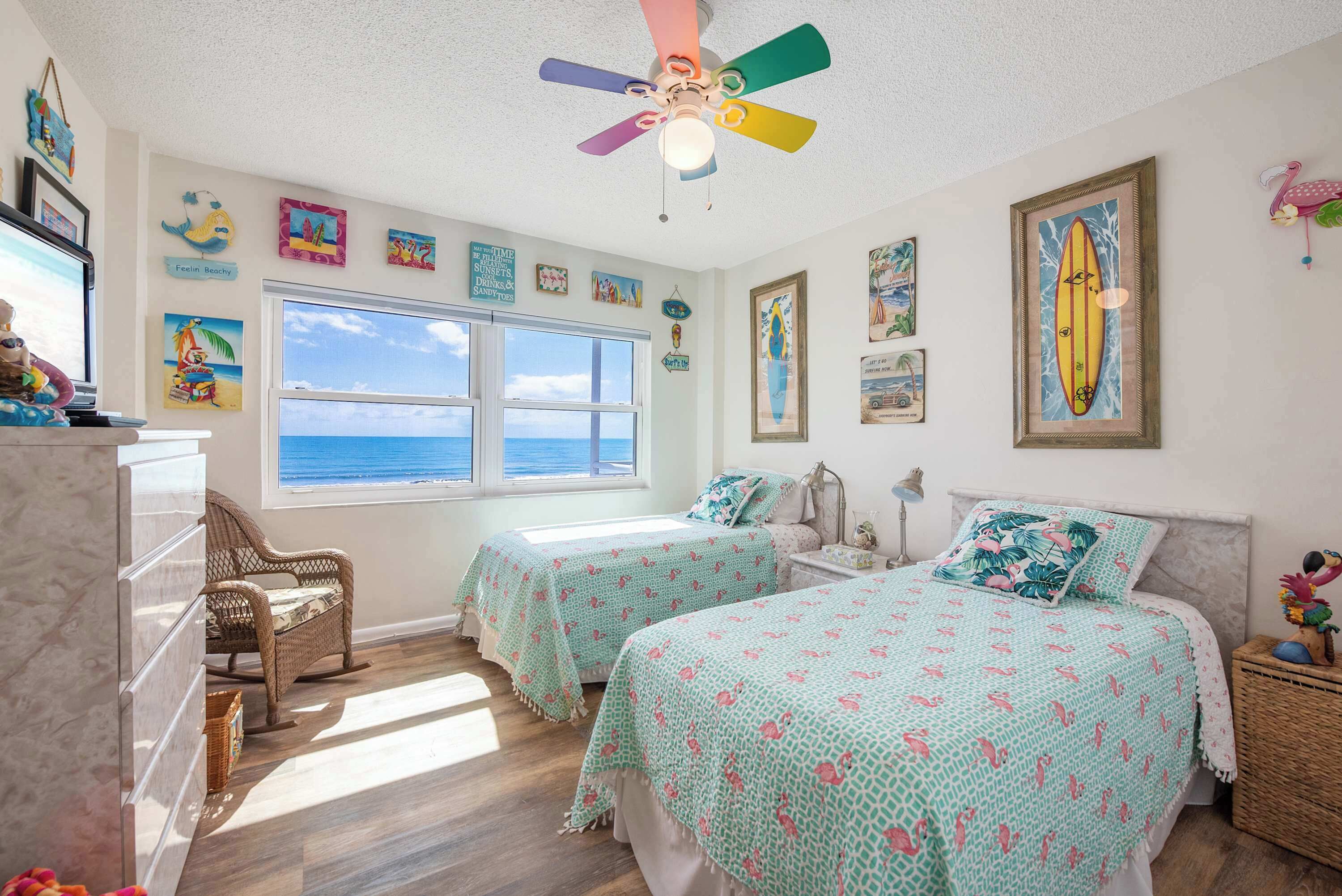 2 室のベッドルーム、デスク、アイロン / アイロン台、旅行用ベビーベッド