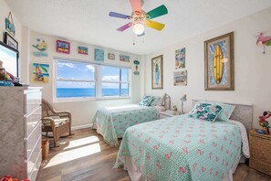 2 室のベッドルーム、デスク、アイロン / アイロン台、旅行用ベビーベッド