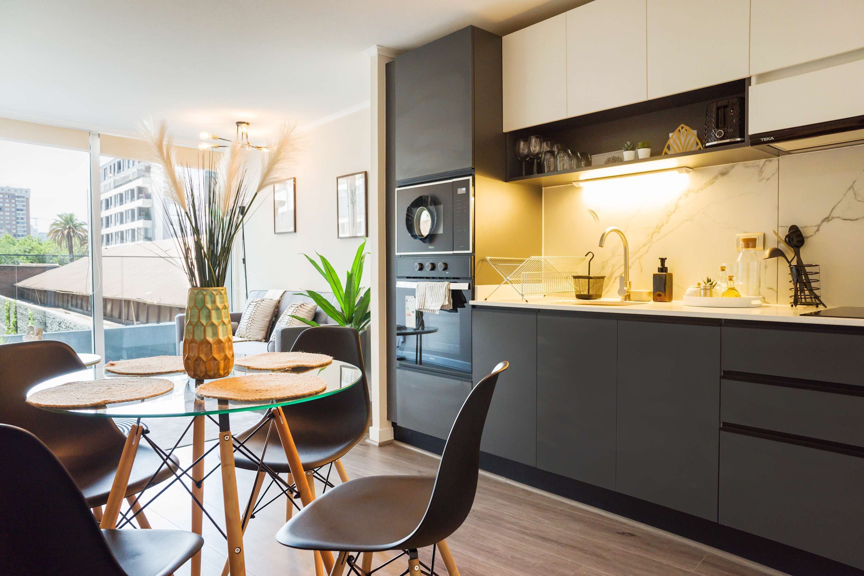 Réfrigérateur, micro-ondes, four, plaque de cuisson