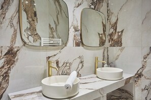 Douche, sèche-cheveux