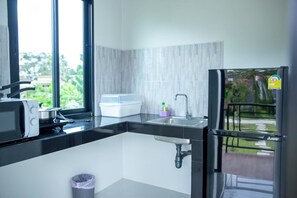 Refrigerador, microondas, utensilios de cocina