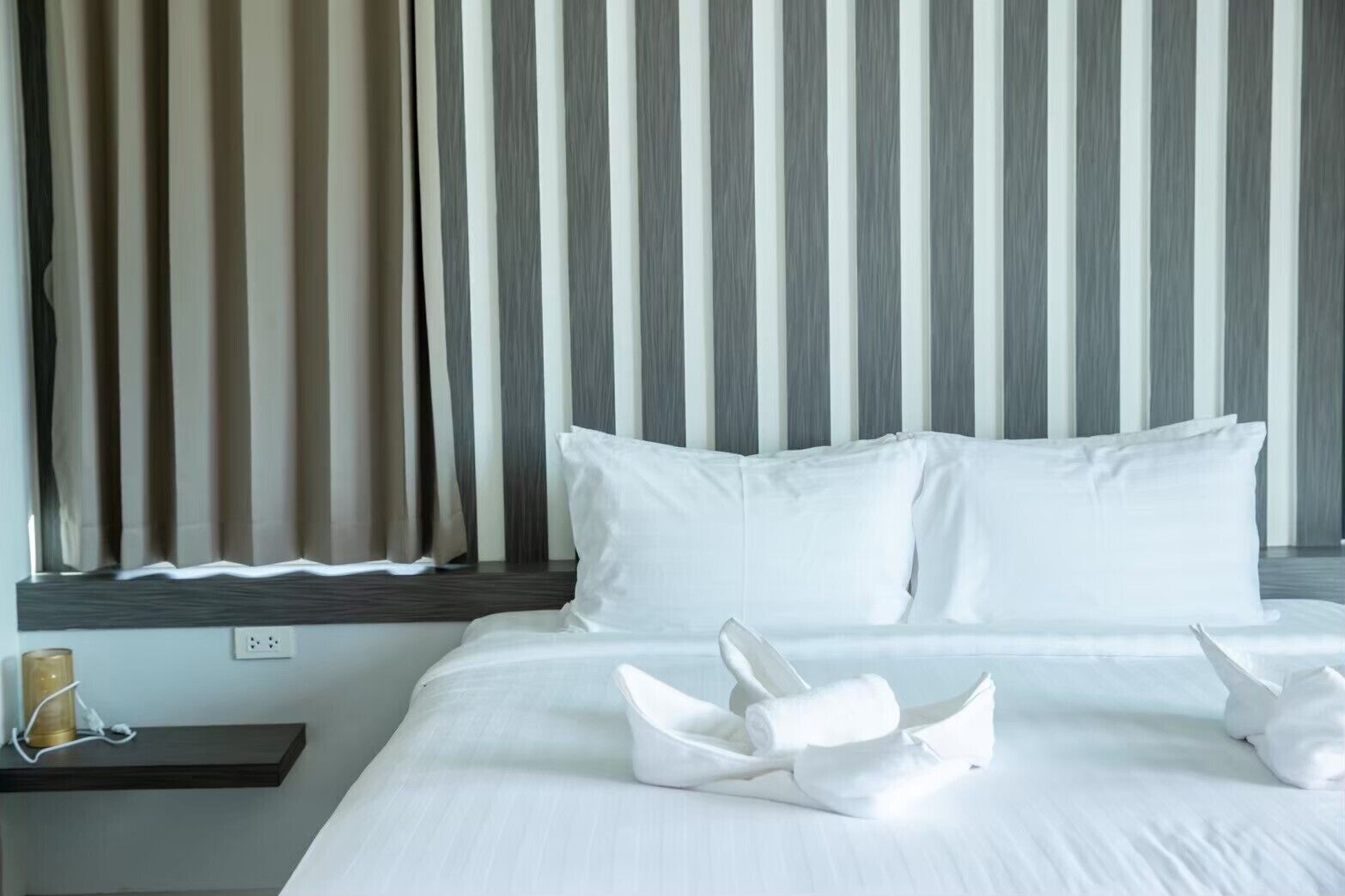 Caja de seguridad en la habitación, cortinas blackout y insonorización 