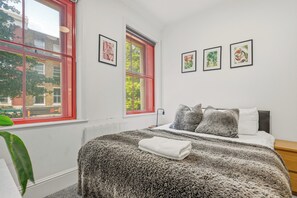 2 soverom, skrivebord, strykejern/-brett og wi-fi (inkludert)