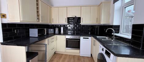 微波炉、烤箱、炉灶、洗碗机