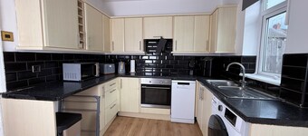 Urban Calm – Spacious 3-Bed Home with Free Parking
• Self Check-In