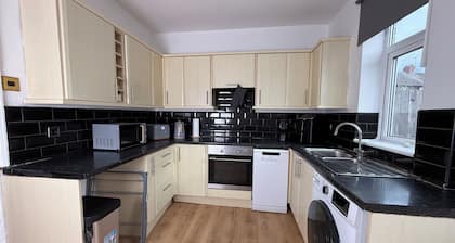 Urban Calm – Spacious 3-Bed Home with Free Parking
• Self Check-In