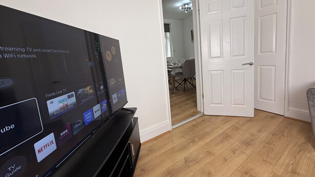 A modern living room with a large flat-screen TV displaying various streaming services. - Urban Calm – Spacious 3-Bed Home with Free Parking
• Self Check-In (Rawmarsh)