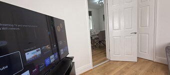 Urban Calm – Spacious 3-Bed Home with Free Parking
• Self Check-In