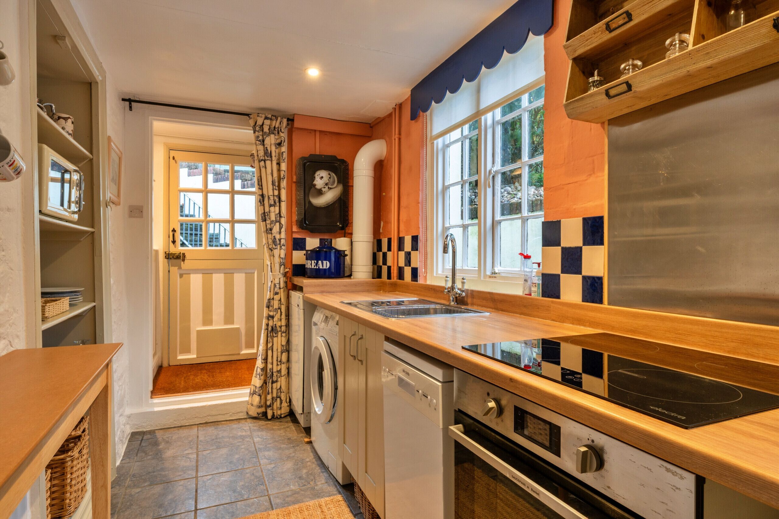 Een koelkast, een microgolfoven, een oven, een vaatwasser