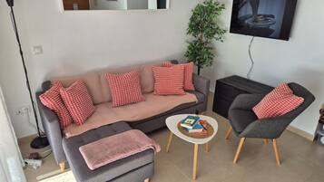 Căn hộ, 2 phòng ngủ, ban công, quang cảnh vườn | Phòng khách