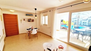 Apartment, 2 Bedrooms, Balcony, Garden View | Ruang tamu