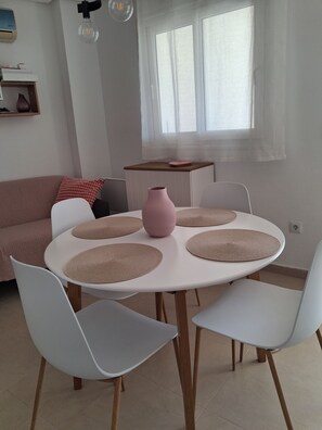 อพาร์ทเมนท์, 2 ห้องนอน, ระเบียง, วิวสวน | ห้องรับประทานอาหาร