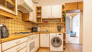Eenvoudig appartement | Privékeuken | Een koelkast, een magnetron, een oven, een kookplaat