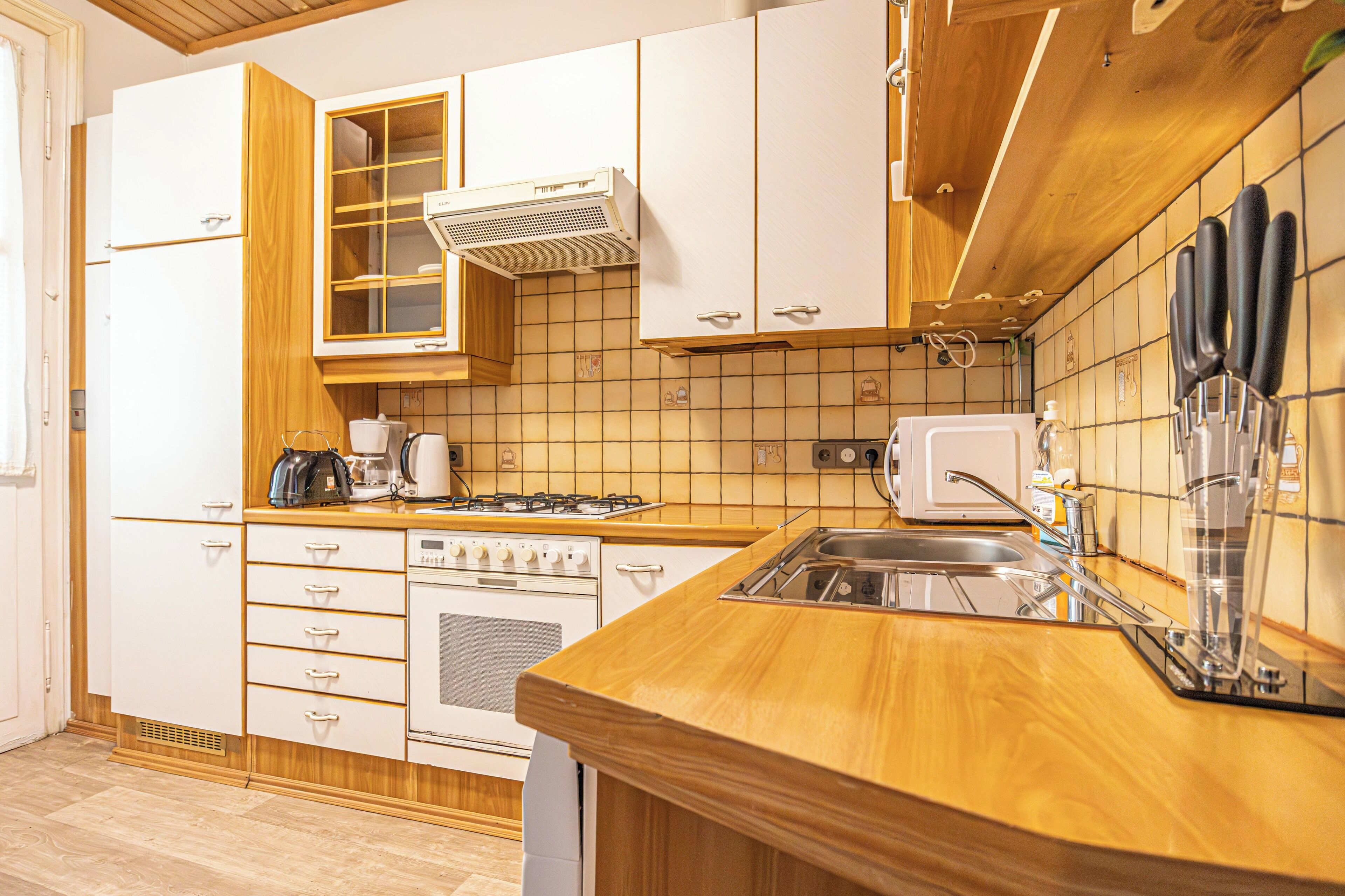 Basic Apartment | Private kitchen | Fridge, microwave, oven, stovetop