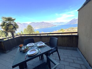 Outdoor dining - Graziella 1 apartment with lake view (Germignaga)