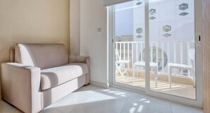 TV - Spacious Paceville Getaway near Beach & Schools! (St. Julian`s)